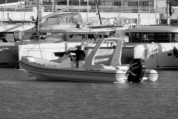 イタリア シチリア島 地中海 マリーナ ラグーザ ラグーザ州 11月2022 ポート内のゴムボートや高級ヨット上の男性 Editorial — ストック写真