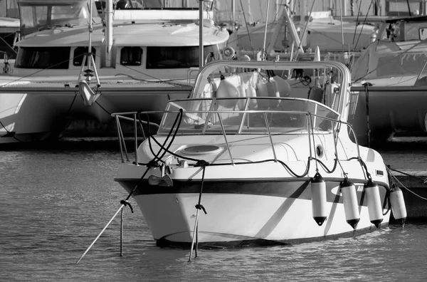 イタリア シチリア島 地中海 マリーナ ラグーザ ラグーザ州 11月2022 ポート内の高級ヨット Editorial — ストック写真