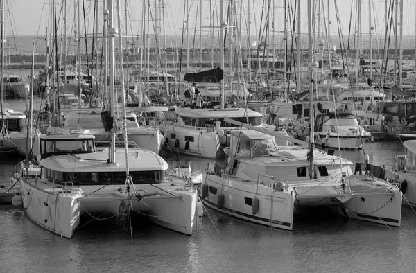 意大利 西西里 地中海 拉古萨港 拉古萨省 2022年11月24日 港口内的人员和豪华游艇 Editorial — 图库照片