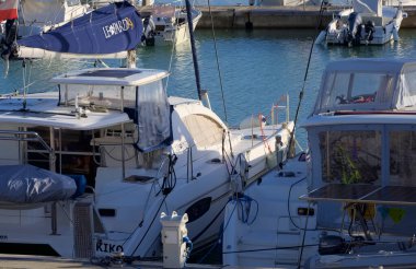 İtalya, Sicilya, Akdeniz, Marina di Ragusa (Ragusa ili); 24 Kasım 2022, limanda motorlu tekneler ve lüks yatlar - EDITORIAL