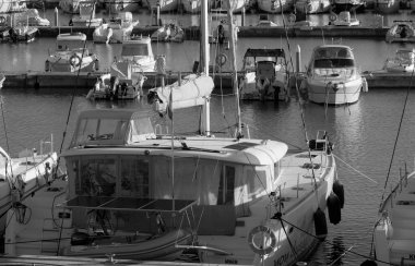 İtalya, Sicilya, Akdeniz, Marina di Ragusa (Ragusa ili); 24 Kasım 2022, limanda motorlu tekneler ve lüks yatlar - EDITORIAL