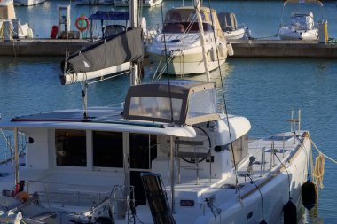 İtalya, Sicilya, Akdeniz, Marina di Ragusa (Ragusa ili); 24 Kasım 2022, limanda motorlu tekneler ve lüks yatlar - EDITORIAL