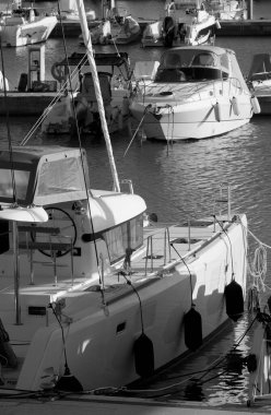 İtalya, Sicilya, Akdeniz, Marina di Ragusa (Ragusa ili); 24 Kasım 2022, limanda motorlu tekneler ve lüks yatlar - EDITORIAL