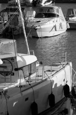 İtalya, Sicilya, Akdeniz, Marina di Ragusa (Ragusa ili); 24 Kasım 2022, limanda motorlu tekneler ve lüks yatlar - EDITORIAL