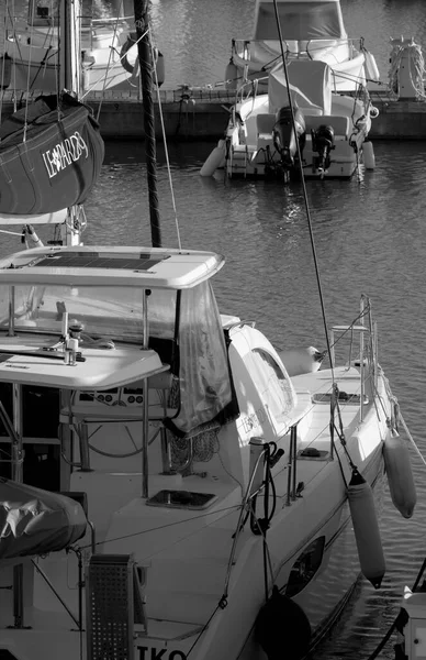 意大利 西西里 地中海 拉古萨港 拉古萨省 2022年11月24日 港口内的汽艇和豪华游艇 Editorial — 图库照片
