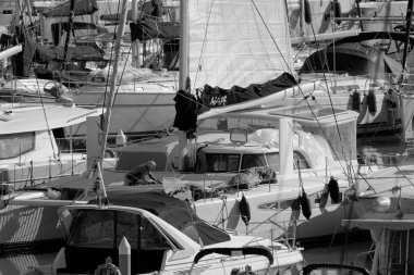 İtalya, Sicilya, Akdeniz, Marina di Ragusa (Ragusa Eyaleti); 28 Kasım 2022, limandaki bir yelkenli ve lüks yatlarda adam - EDITORIAL