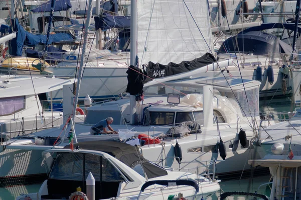 Italien Sicilien Medelhavet Marina Ragusa Ragusaprovinsen November 2022 Man Segelbåt — Stockfoto