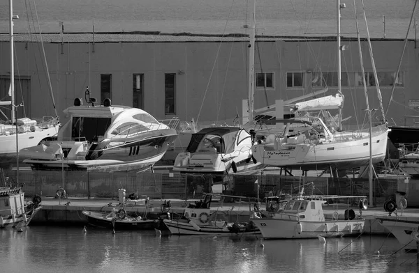 意大利西西里Marina Ragusa Ragusa省 2022年11月28日 港口岸上的当地渔船和豪华游艇 Editorial — 图库照片