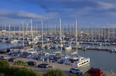 İtalya, Sicilya, Akdeniz, Marina di Ragusa (Ragusa Eyaleti); 30 Kasım 2022, limanda motorlu tekneler ve lüks yatlar - EDITORIAL