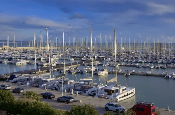 イタリア シチリア島 地中海 マリーナ ラグーザ ラグーザ州 11月2022 ポート内のモーターボートや豪華ヨット 編集部 — ストック写真
