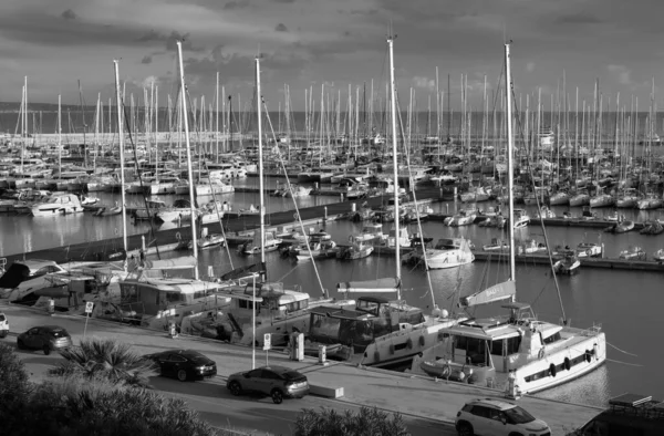 意大利 西西里 地中海 拉古萨港 拉古萨省 2022年11月30日 港口内的汽艇和豪华游艇 Editorial — 图库照片