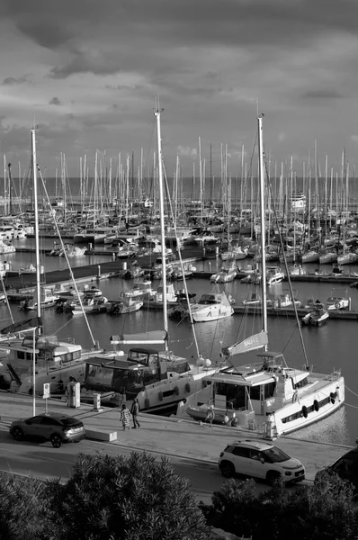 意大利 西西里 地中海 拉古萨港 拉古萨省 2022年11月30日 港口内的人员 汽艇和豪华游艇 Editorial — 图库照片