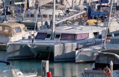 İtalya, Sicilya, Akdeniz, Marina di Ragusa (Ragusa ili); 1 Aralık 2022, limanda lüks yatlar - EDITORIAL