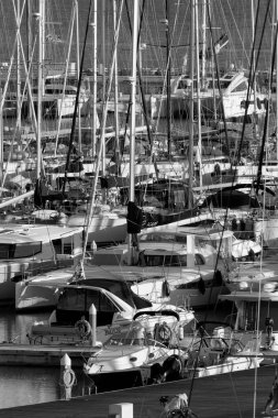 İtalya, Sicilya, Akdeniz, Marina di Ragusa (Ragusa ili); 1 Aralık 2022, limanda lüks yatlar - EDITORIAL