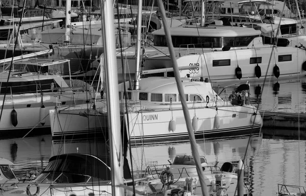 意大利 西西里 地中海 拉古萨码头 2022年12月1日 日落时在港口的汽艇和豪华游艇 Editorial — 图库照片