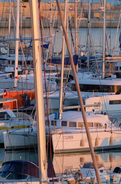 Italien Sicilien Medelhavet Marina Ragusa December 2022 Motorbåtar Och Lyxbåtar — Stockfoto