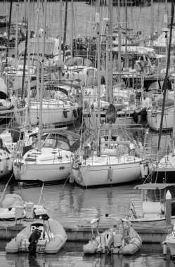 İtalya, Sicilya, Akdeniz, Marina di Ragusa (Ragusa ili); 2 Aralık 2022, limanda motorlu tekneler ve lüks yatlar - EDITORIAL