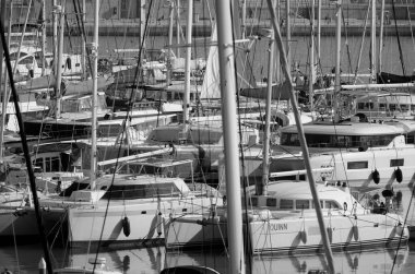 İtalya, Sicilya, Akdeniz, Marina di Ragusa (Ragusa ili); 4 Aralık 2022, limanda lüks yatlar - EDITORIAL