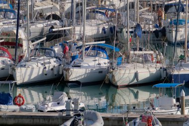 İtalya, Sicilya, Akdeniz, Marina di Ragusa (Ragusa ili); 4 Aralık 2022, limandaki insanlar, motorlu tekneler ve lüks yatlar - EDITORIAL