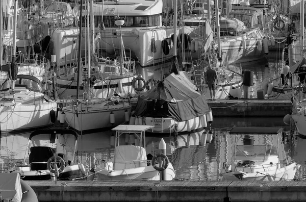 Italien Sicilien Medelhavet Marina Ragusa Ragusaprovinsen December 2022 Människor Motorbåtar — Stockfoto