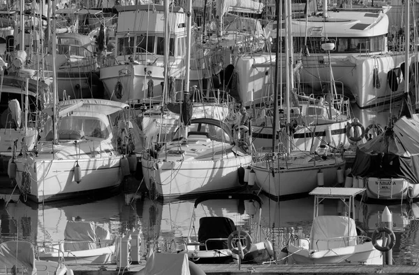 Italien Sicilien Medelhavet Marina Ragusa Ragusaprovinsen December 2022 Människor Motorbåtar — Stockfoto