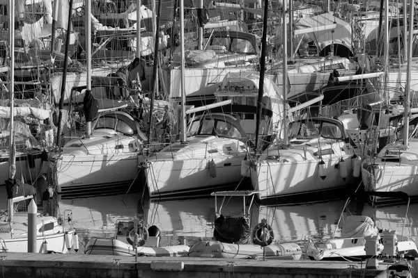 イタリア シチリア島 地中海 マリーナ ラグーザ ラグーザ州 12月2022 ポート内の人々 モーターボートや高級ヨット Editorial — ストック写真