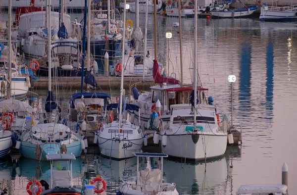 イタリア シチリア島 地中海 マリーナ ラグーザ ラグーザ州 12月2022 日没時に港のモーターボートや豪華ヨット Editorial — ストック写真