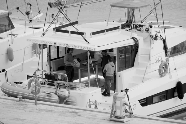 Italien Sicilien Medelhavet Marina Ragusa Ragusaprovinsen December 2022 Män Segelbåt — Stockfoto