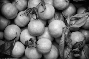 İtalya, Sicilya, kırsal; yerel bir mağazada satılık mandalinalar