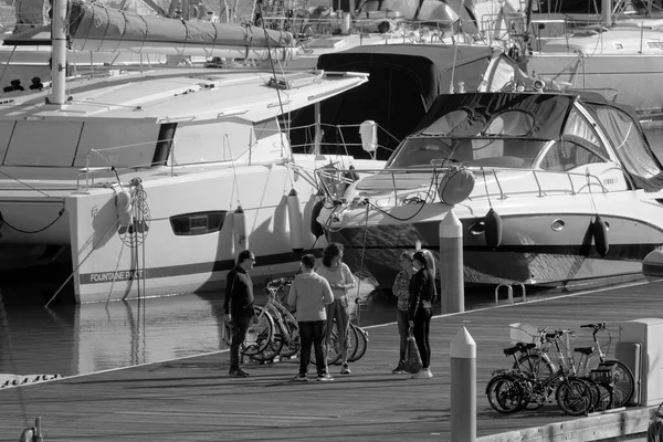Italien Sicilien Medelhavet Marina Ragusa Ragusaprovinsen December 2022 Människor Cyklar — Stockfoto