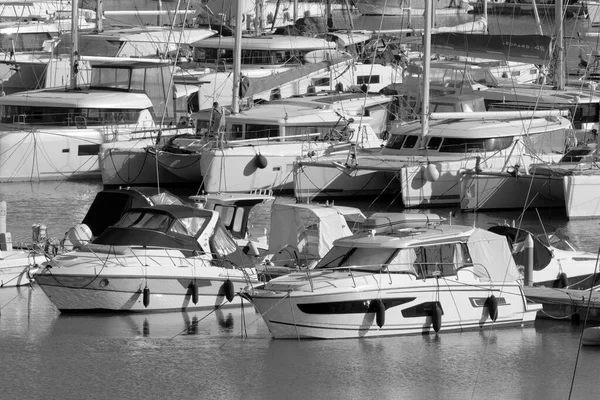 意大利 西西里 地中海 拉古萨海 拉古萨省 2022年12月8日 港口的帆船和豪华游艇上的人 Editorial — 图库照片