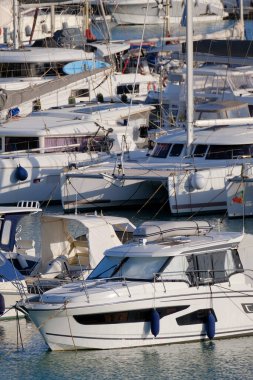 İtalya, Sicilya, Akdeniz, Marina di Ragusa (Ragusa ili); 8 Aralık 2022, limanda lüks yatlar - EDITORIAL