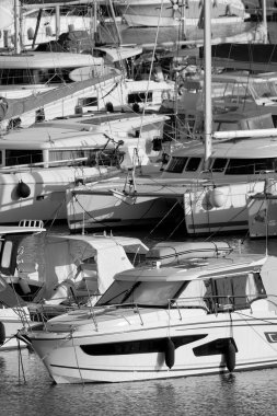İtalya, Sicilya, Akdeniz, Marina di Ragusa (Ragusa ili); 8 Aralık 2022, limanda lüks yatlar - EDITORIAL