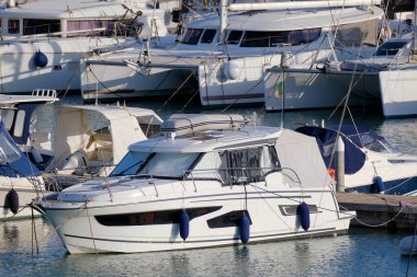İtalya, Sicilya, Akdeniz, Marina di Ragusa (Ragusa ili); 8 Aralık 2022, limanda lüks yatlar - EDITORIAL