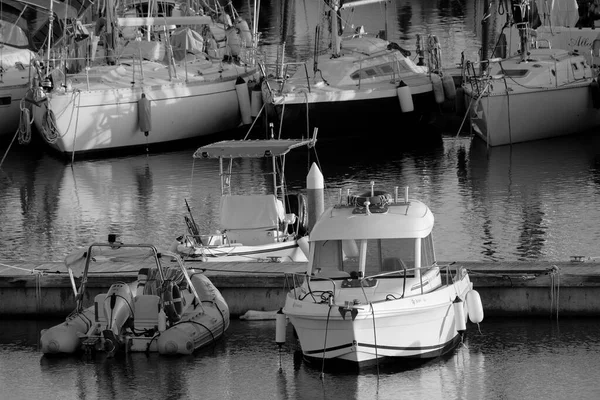 塔拉里 西西里 地中海 拉古萨港 拉古萨省 2022年12月8日 港口的汽艇和豪华游艇 Editorial — 图库照片