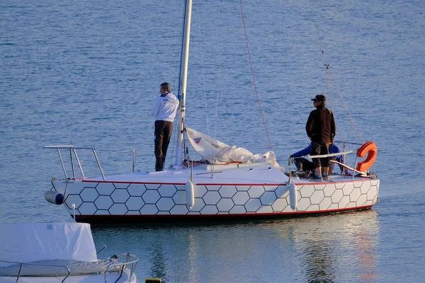 イタリア シチリア島 地中海 マリーナ ラグーザ ラグーザ州 12月2022 ポート内の帆船上の男性 編集部 — ストック写真