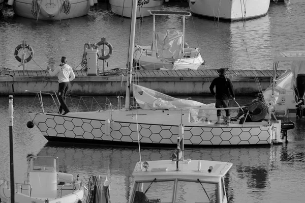 Italien Sicilien Medelhavet Marina Ragusa Ragusaprovinsen December 2022 Män Segelbåt — Stockfoto