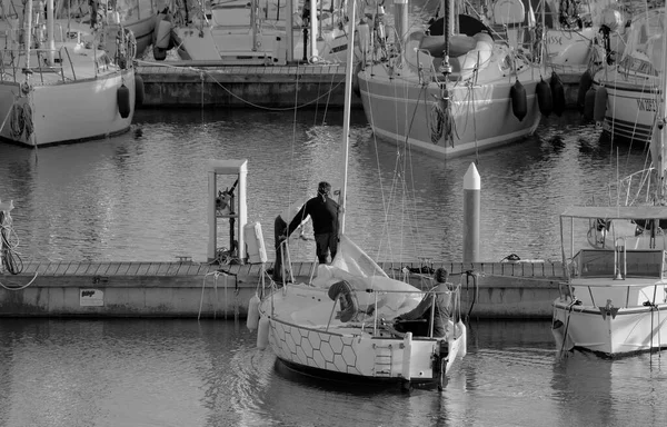 意大利 西西里 地中海 拉古萨海 拉古萨省 2022年12月8日 港口一艘帆船上的人员 Editorial — 图库照片