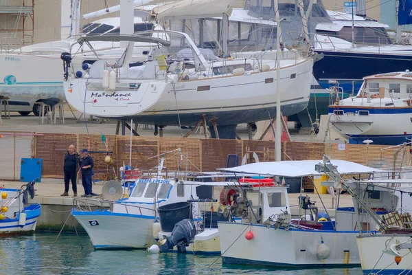 Italia Sicilia Marina Ragusa Provincia Ragusa Diciembre 2022 Personas Barcos — Foto de Stock