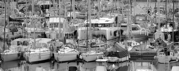 イタリア シチリア島 地中海 マリーナ ラグーザ ラグーザ州 12月2022 ポート内の人々と高級ヨット Editorial — ストック写真