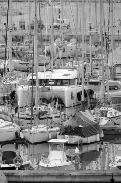 イタリア シチリア島 地中海 マリーナ ラグーザ ラグーザ州 12月2022 ポート内のモーターボートや豪華ヨット 編集部 — ストック写真
