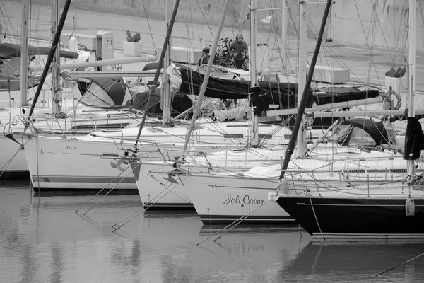イタリア シチリア島 地中海 マリーナ ラグーザ ラグーザ州 12月2022 ポート内の人々と高級ヨット Editorial — ストック写真