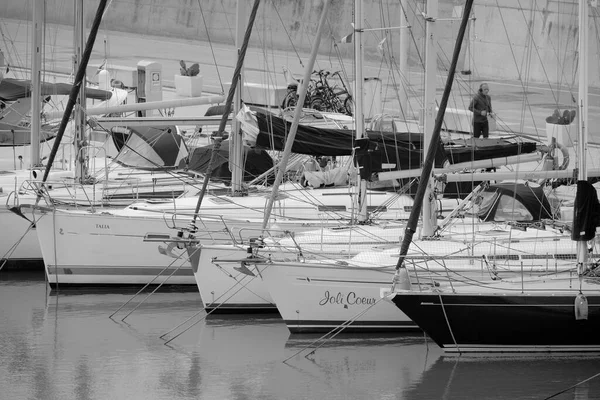 意大利 西西里 地中海 拉古萨港 拉古萨省 2022年12月10日 港口内的人员和豪华游艇 Editorial — 图库照片