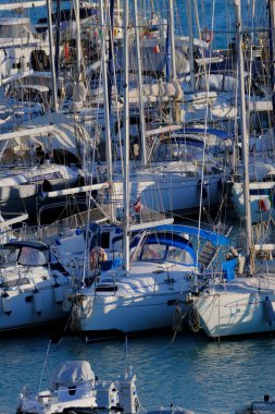 İtalya, Sicilya, Akdeniz, Marina di Ragusa (Ragusa ili); 12 Aralık 2022, limanda lüks yatlar - EDITORIAL