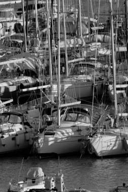 İtalya, Sicilya, Akdeniz, Marina di Ragusa (Ragusa ili); 12 Aralık 2022, limanda lüks yatlar - EDITORIAL