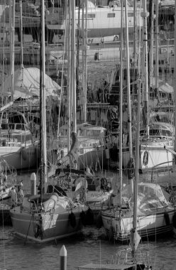 İtalya, Sicilya, Akdeniz, Marina di Ragusa (Ragusa ili); 12 Aralık 2022, limanda lüks yatlar - EDITORIAL