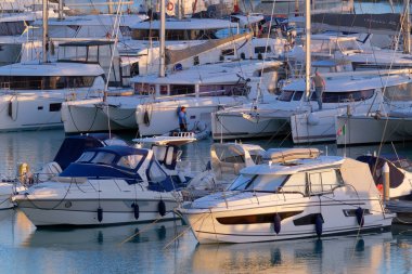 İtalya, Sicilya, Akdeniz, Marina di Ragusa (Ragusa Eyaleti); 14 Aralık 2022, limandaki insanlar ve lüks yatlar - EDITORIAL