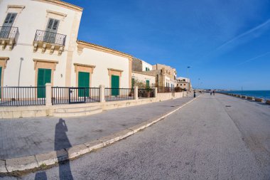 İtalya, Sicilya, Akdeniz, Donnalucata (Ragusa Eyaleti), deniz kenarındaki eski taş evler