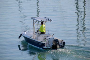 İtalya, Sicilya, Akdeniz, Marina di Ragusa (Ragusa Eyaleti); 18 Aralık 2022, limandaki bir motorlu teknede balıkçı - EDITORIAL