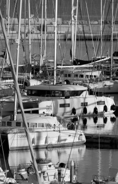 İtalya, Sicilya, Akdeniz, Marina di Ragusa (Ragusa ili); 20 Aralık 2022, limanda lüks yatlar - EDITORIAL